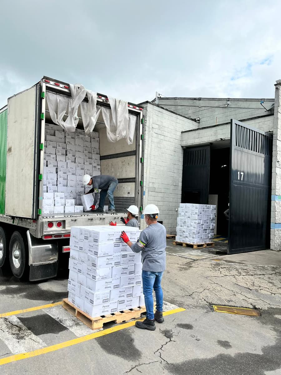 Personal de SEPPI descargando cajas de un camión