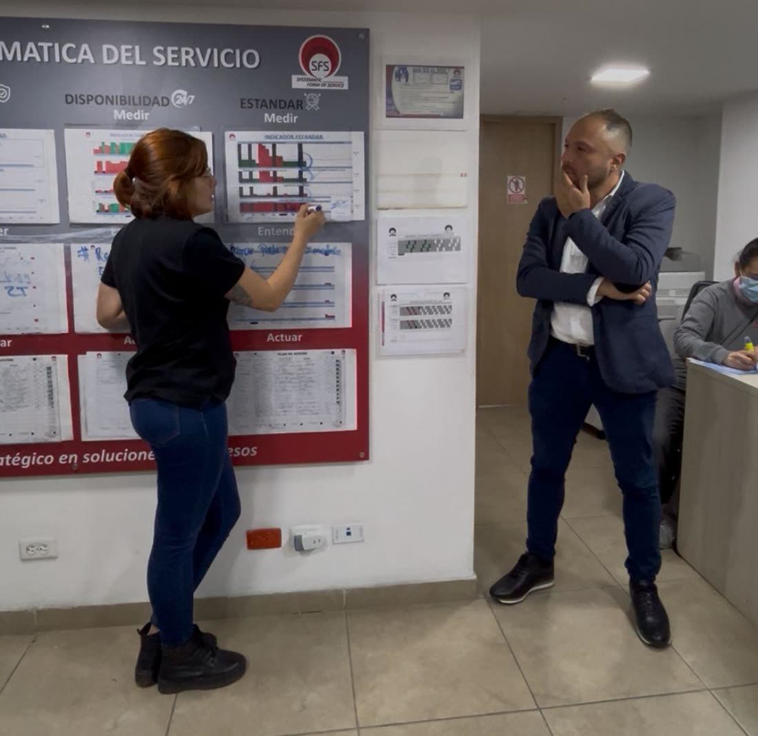 Equipo de SEPPI revisando indicadores en un tablero de gestión