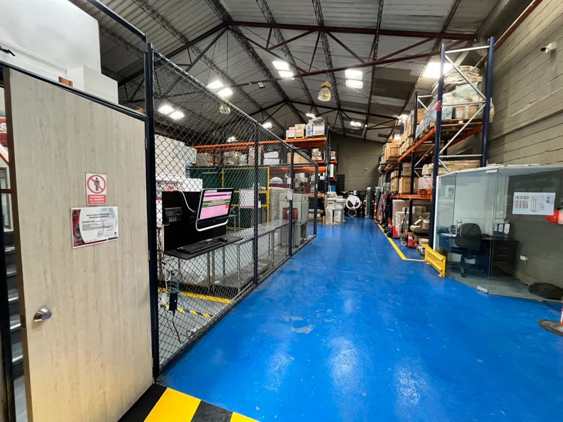 Pasillo de una bodega de SEPPI con zonas de alistamiento
